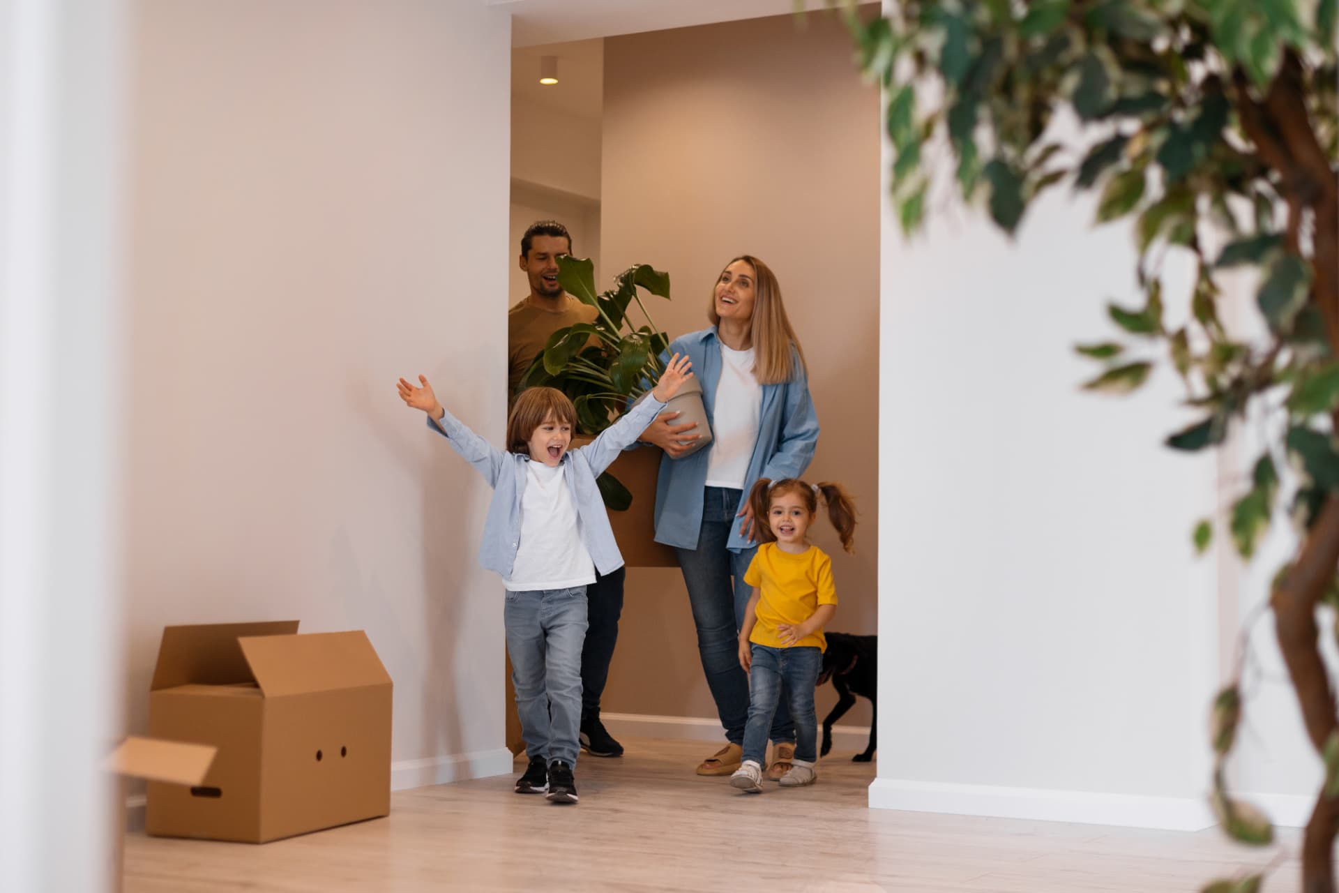 Família chegando à nova casa
